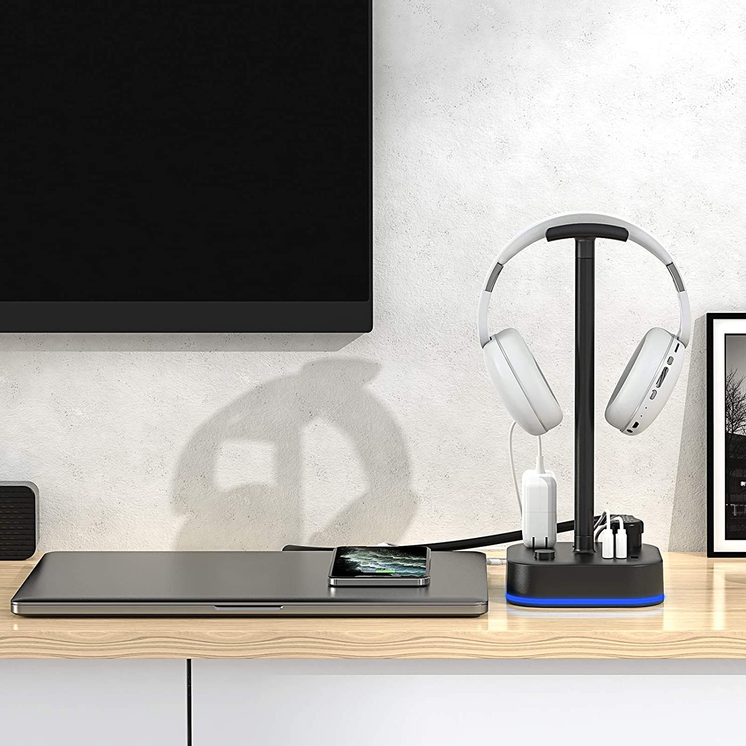 Headphone stand with online charger